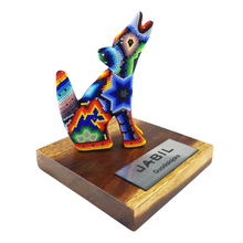 Cargar imagen en el visor de la galería, Reconocimiento con artesanía mexicana. Lobo aullando, figura wixárika en trofeo con base de madera y placa metálica personalizada
