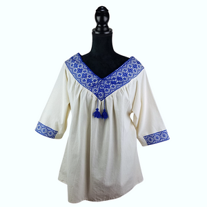 Blusa Atla de manta con manga 3/4 y pechera con bordado de hilván de Puebla