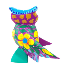 Cargar imagen en el visor de la galería, Alebrije oaxaqueño mediano, con forma de búho, de madera de copal
