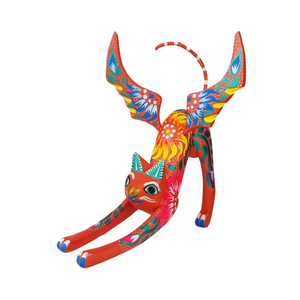 Alebrije oaxaqueño gato o perro con alas de madera copal