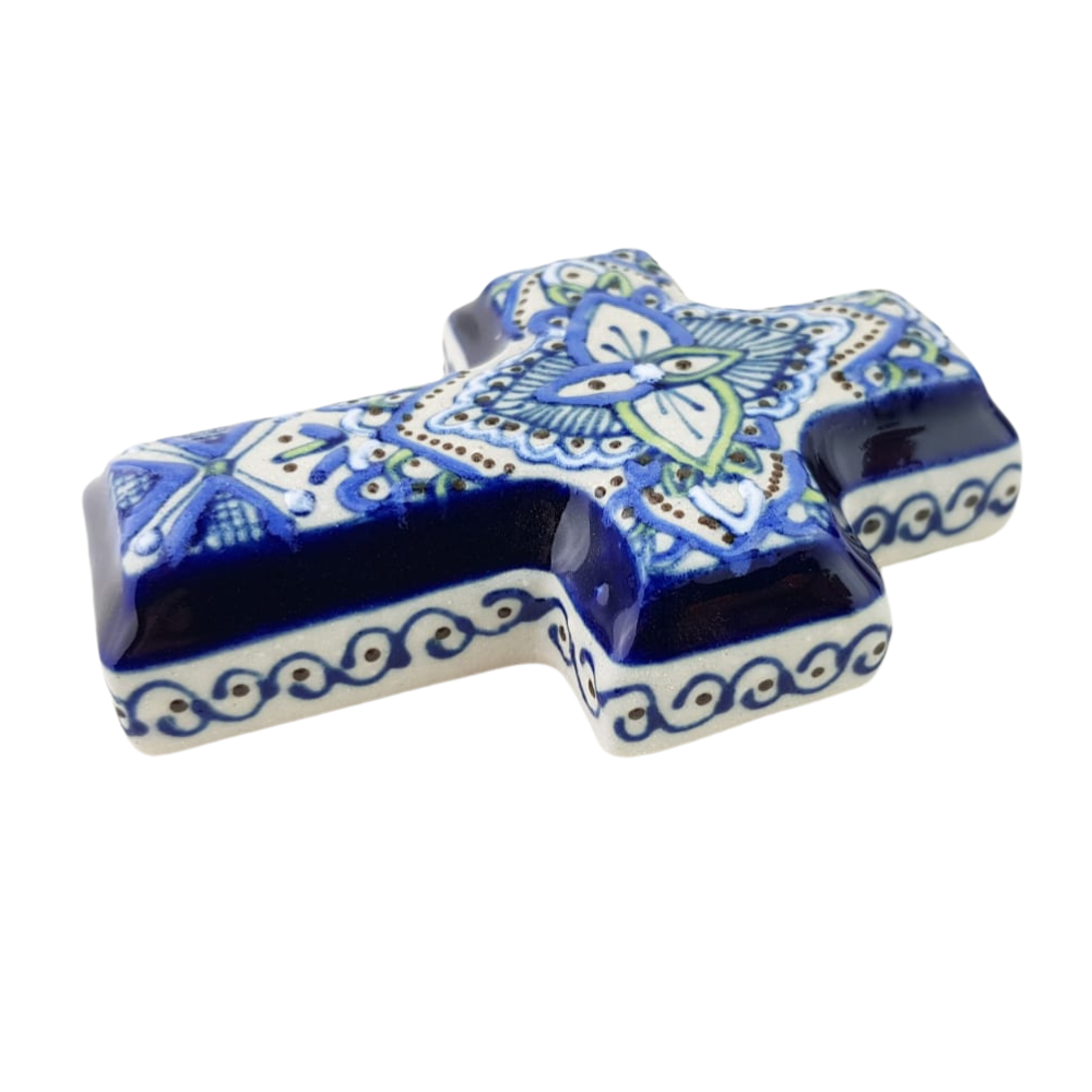 Cruz chica de cerámica Servín decorada a mano con mandalas