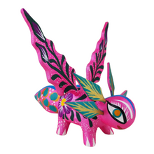Cargar imagen en el visor de la galería, Alebrije oaxaqueño mediano, con forma de ajolote, de madera de copal

