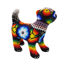 Cargar imagen en el visor de la galería, Perro chihuahua decorado con motivos Wixárika
