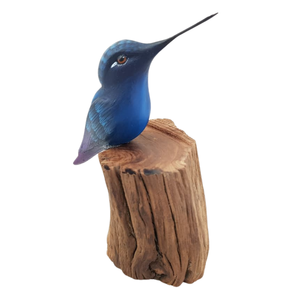 Colibrí de barro sobre base de madera, elaborado y decorado a mano