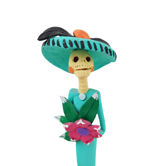 Catrina con flores, figura decorativa de barro elaborada en Capula