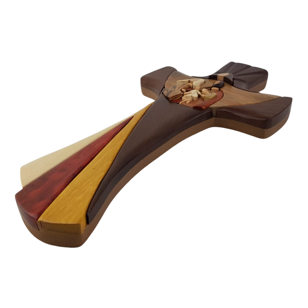 Cruz de madera con la Sagrada Familia, elaborada con la técnica de intarsia
