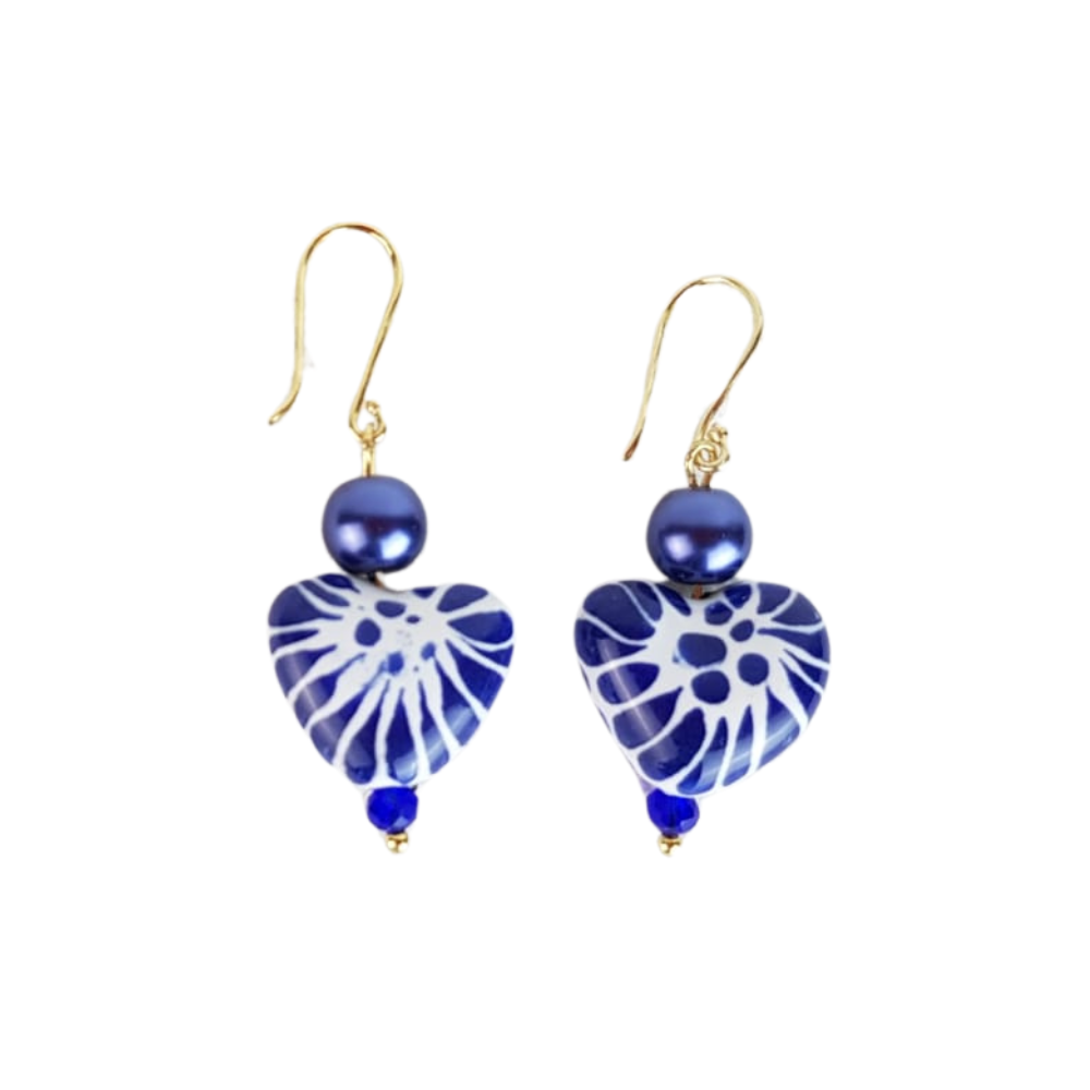 Arete colgante corazón de cerámica, decorado con técnica talavera