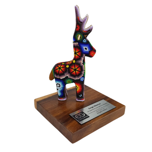 Reconocimiento con artesanía mexicana. Venado wixárika en trofeo con base de madera y placa metálica personalizada