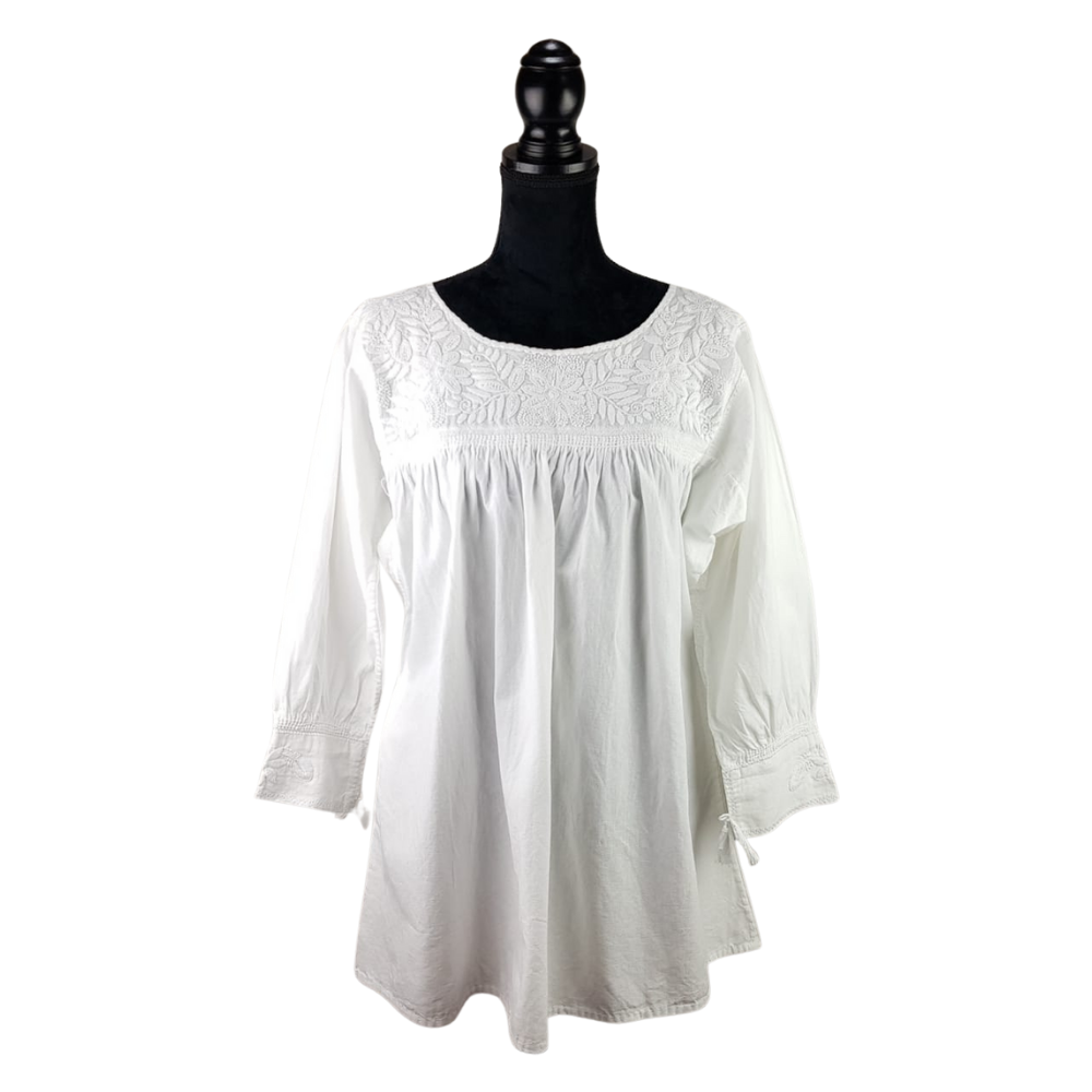 Blusón fresco de manta ligera, decorado al pecho con flores rococó