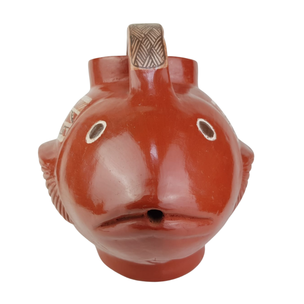 Pez de barro bruñido decorado a mano con motivos prehispánicos