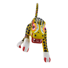 Cargar imagen en el visor de la galería, Alebrije oaxaqueño mediano, con forma de jaguar, de madera de copal
