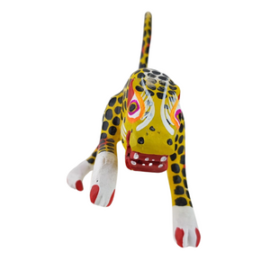 Alebrije oaxaqueño mediano, con forma de jaguar, de madera de copal