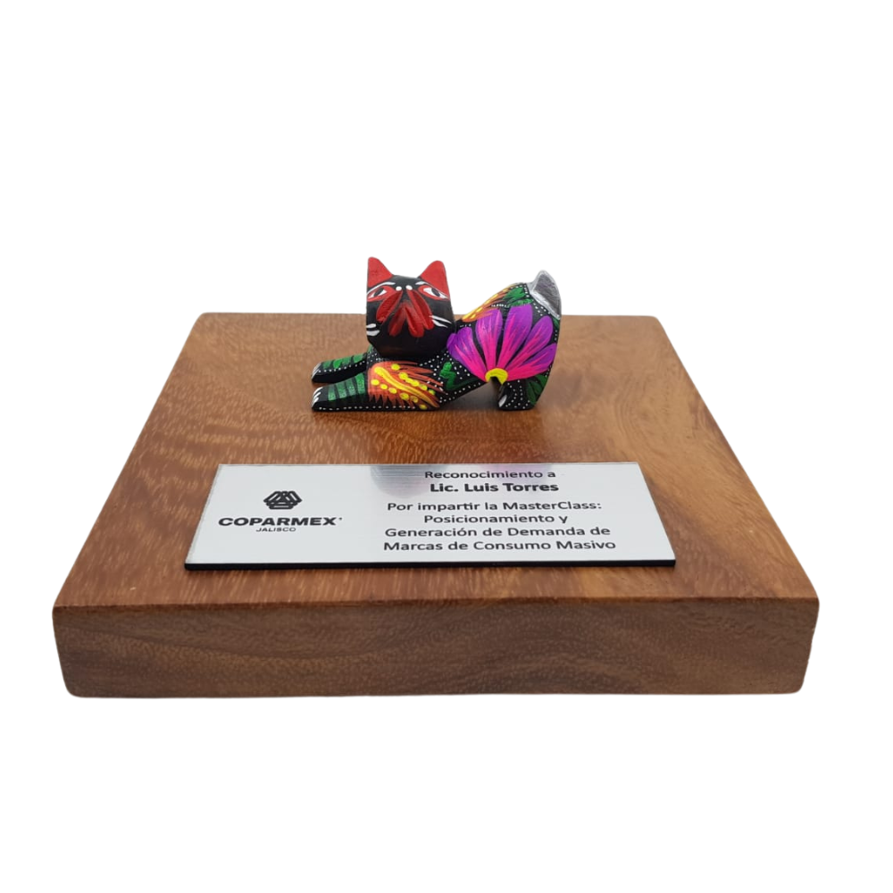Reconocimiento con artesanía mexicana. Alebrije de madera mini en trofeo con base de madera y placa metálica personalizada