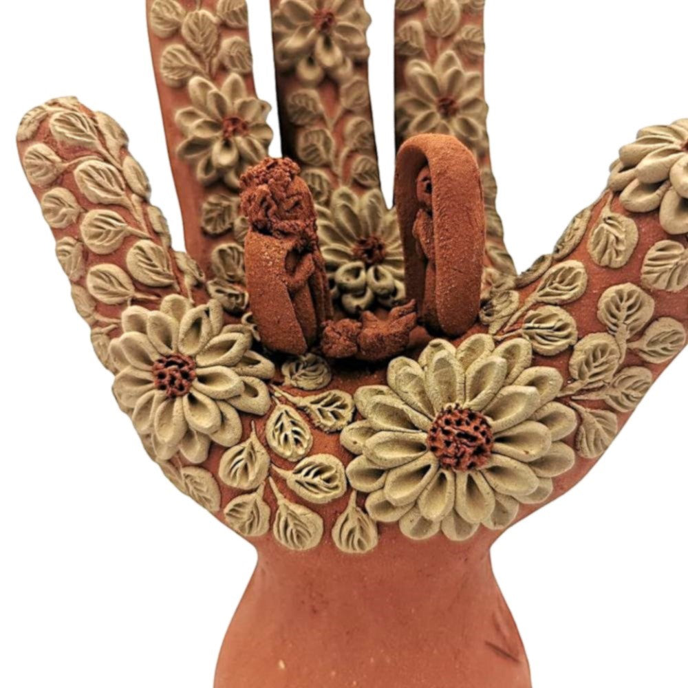 Misterio miniatura con barro bordado, elaborado con barro rojo y barro blanco