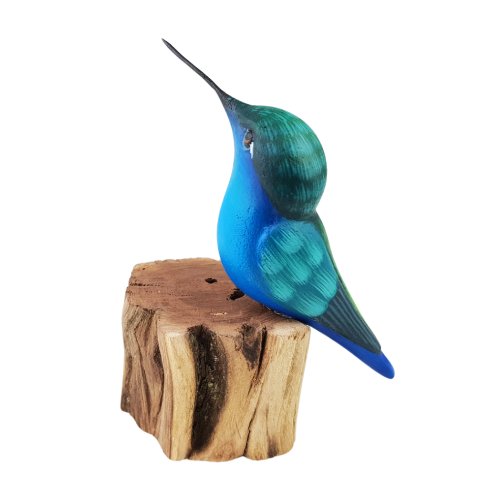 Colibrí de barro sobre base de madera, elaborado y decorado a mano