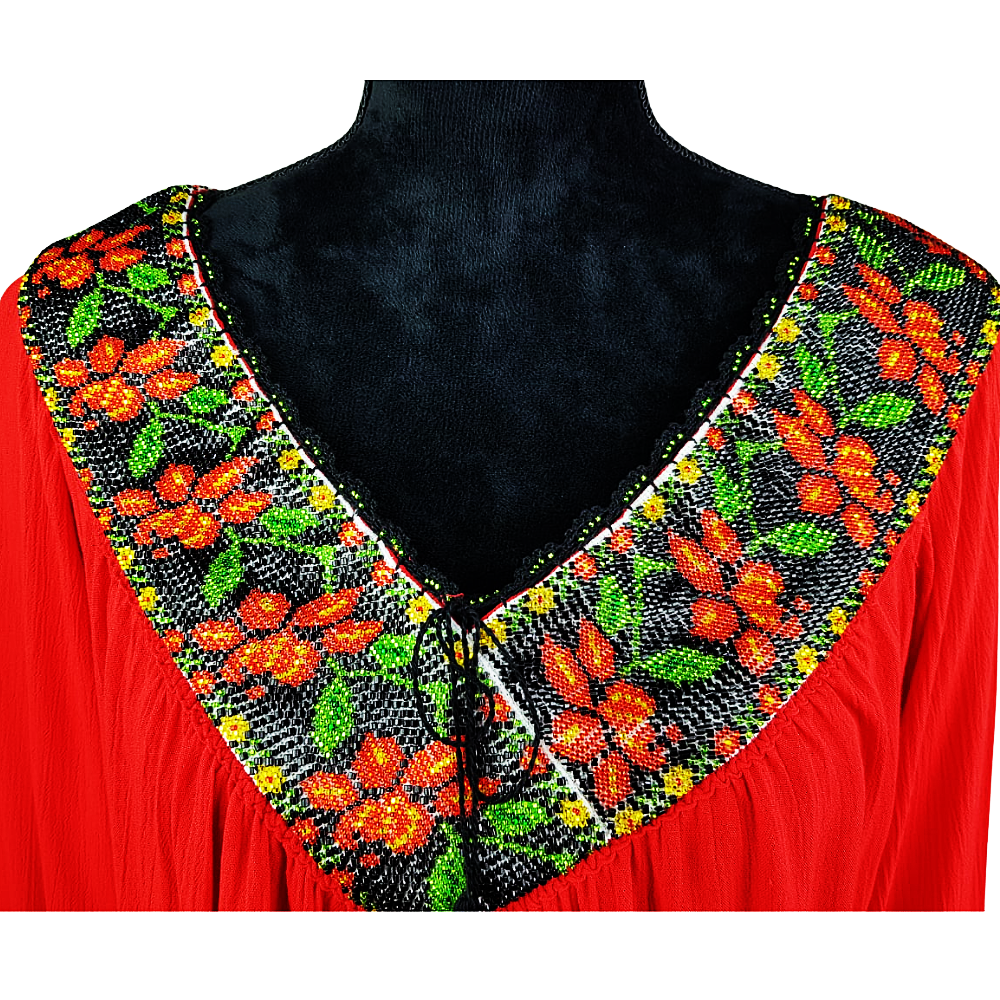 Blusa con cuello bordado con fondo de chaquira, con apertura de cuello y mangas ajustable