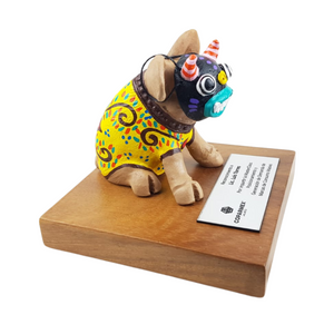 Reconocimiento con artesanía mexicana. Cerdito con máscara en trofeo con base de madera y placa metálica personalizada