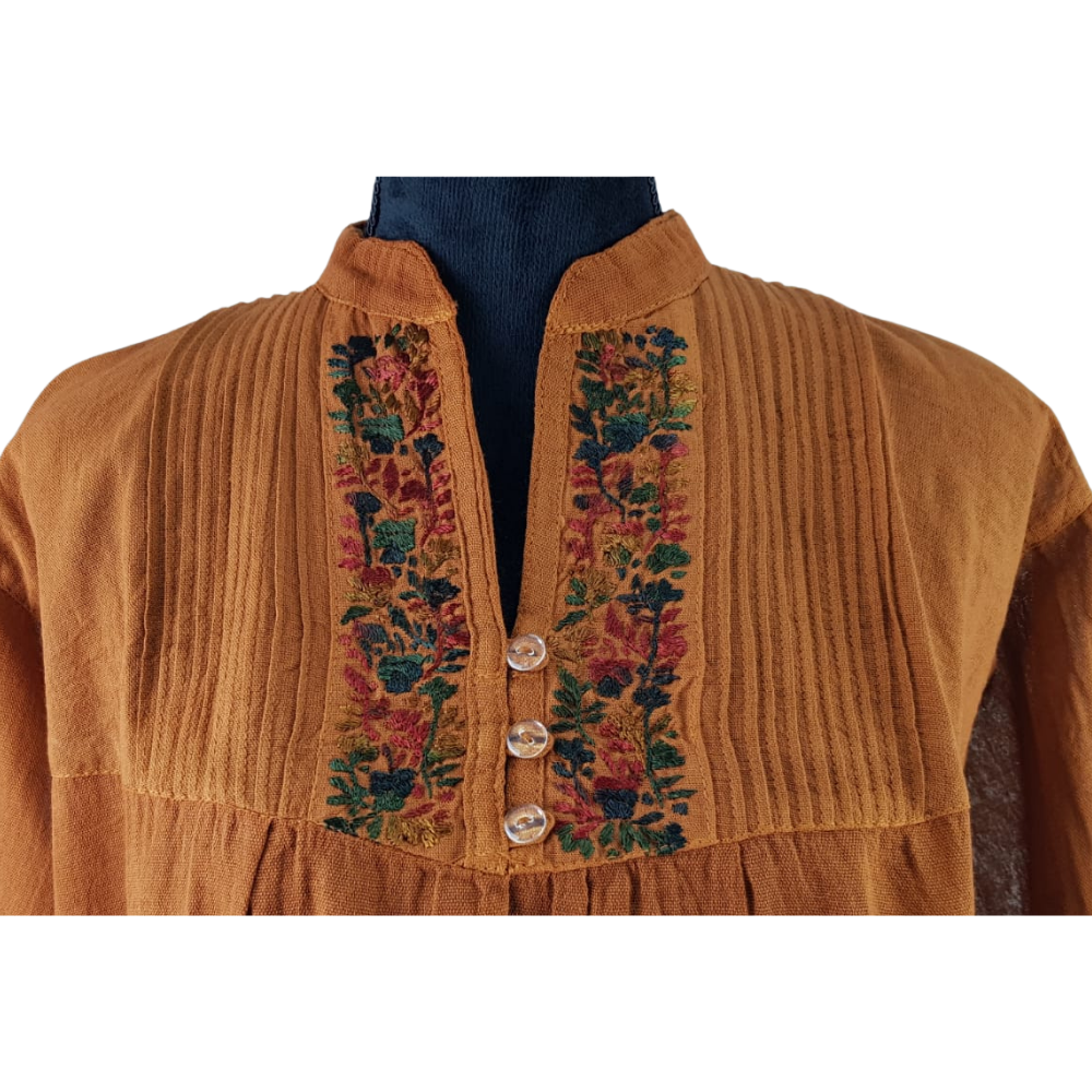 Vestido fresco de manta ligera, decorado al pecho con bordado San Antonino y manga