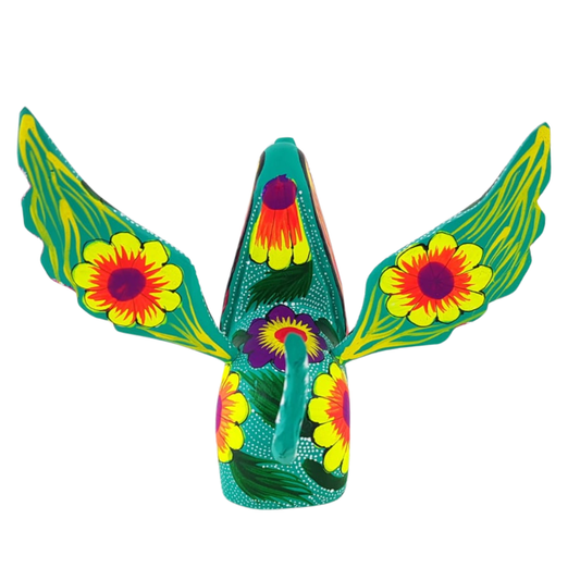 Alebrije oaxaqueño mediano, con forma de perro con alas, de madera de copal