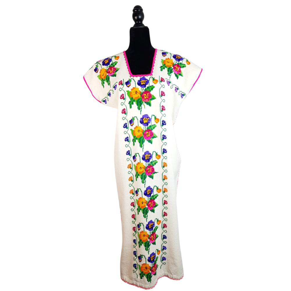 Vestido huanengo con bordado de punto de cruz, con flores y enredaderas