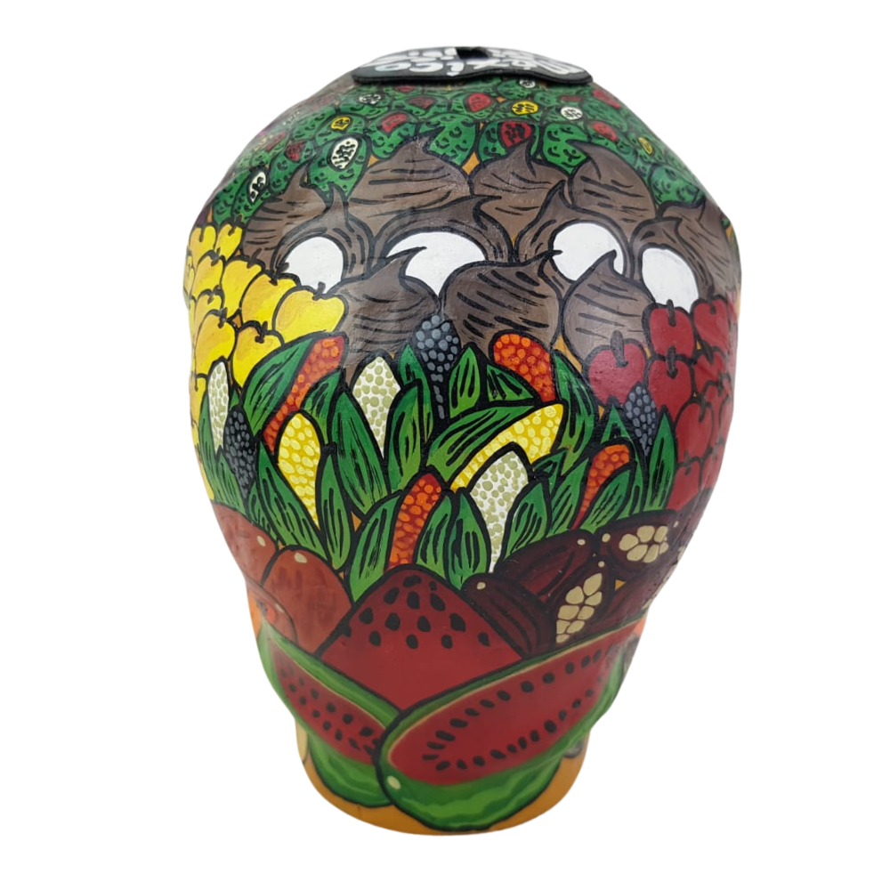 Alcancía con forma de cráneo elaborada con papel maché