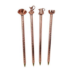 Pluma de cobre martillado tinta negra, decorada con cazos o cantaros