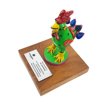 Cargar imagen en el visor de la galería, Reconocimiento con artesanía mexicana. Gallo betus en trofeo con base de madera y placa metálica personalizada
