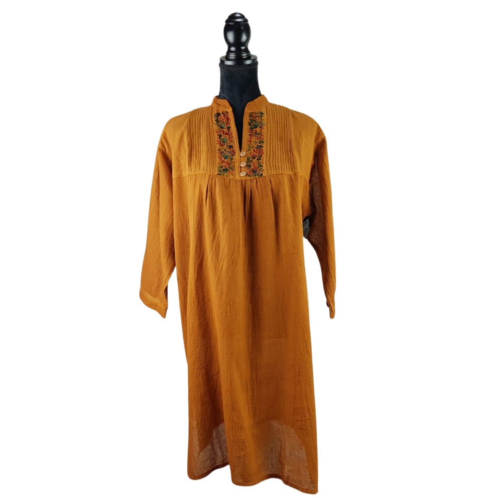 Vestido fresco de manta ligera, decorado al pecho con bordado San Antonino y manga