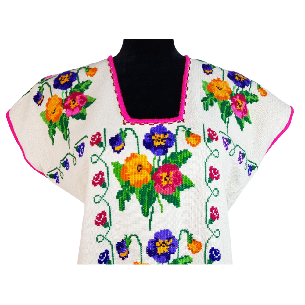 Vestido huanengo con bordado de punto de cruz, con flores y enredaderas