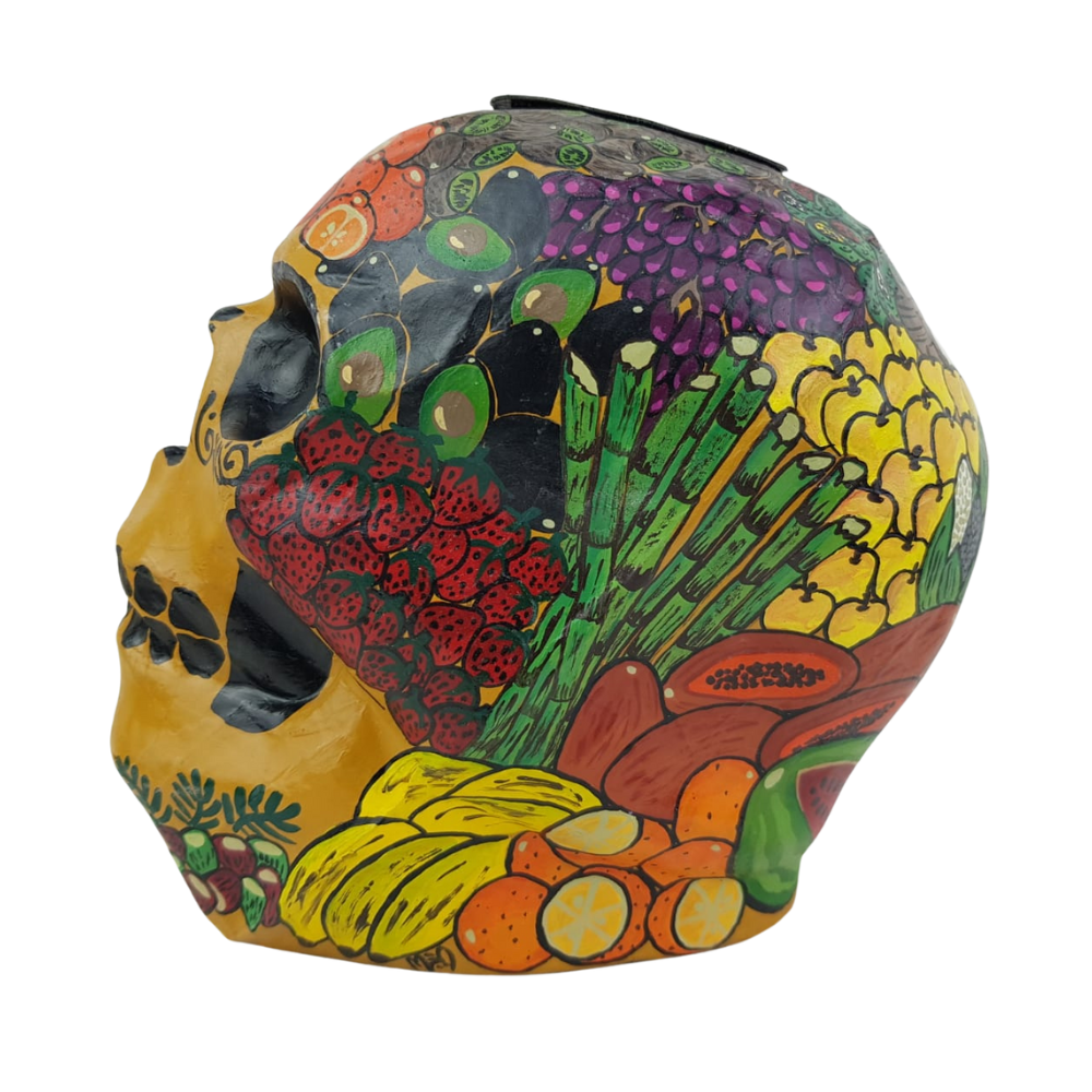 Alcancía con forma de cráneo elaborada con papel maché