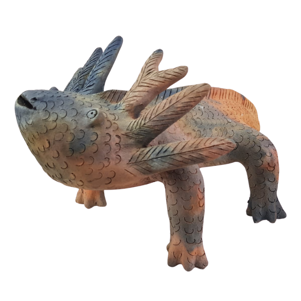 Figura de barro con forma de ajolote de alfarería prehispánica