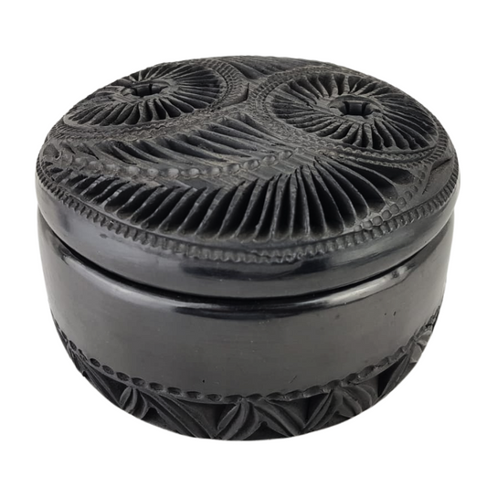 Joyero grande de barro negro decorado con hermosos calados
