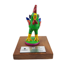 Cargar imagen en el visor de la galería, Reconocimiento con artesanía mexicana. Gallo betus en trofeo con base de madera y placa metálica personalizada
