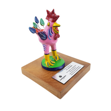 Cargar imagen en el visor de la galería, Reconocimiento con artesanía mexicana. Gallo betus en trofeo con base de madera y placa metálica personalizada
