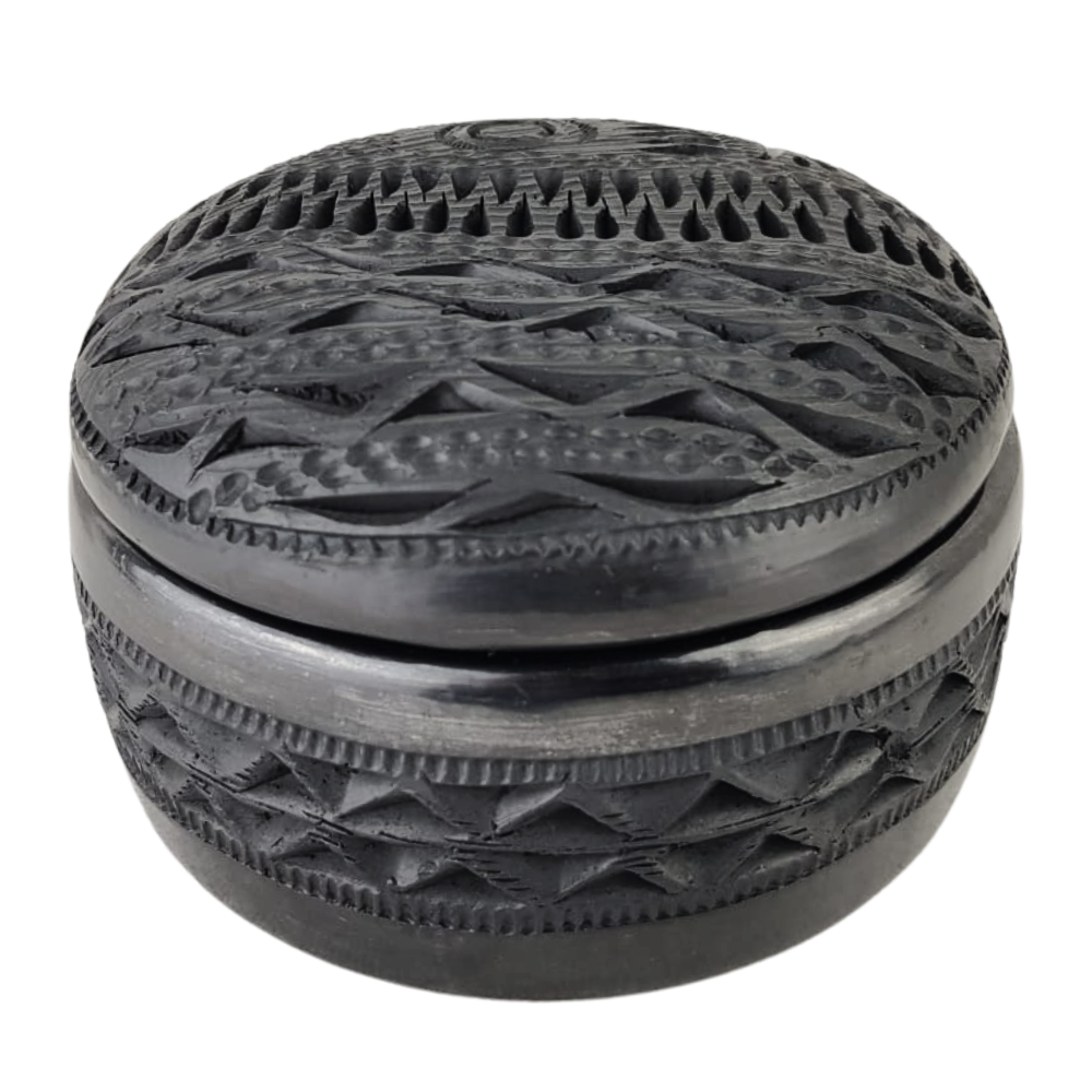 Joyero grande de barro negro decorado con hermosos calados