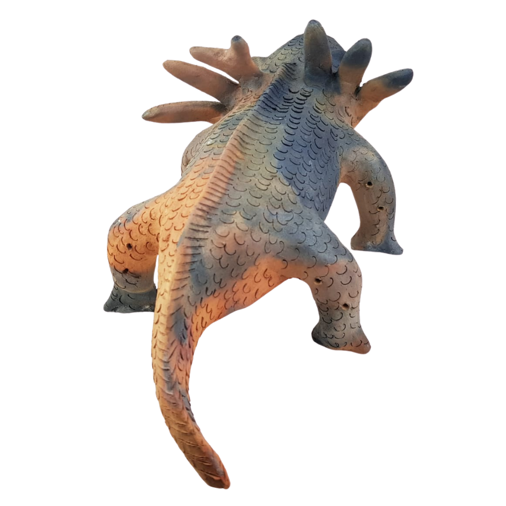 Figura de barro con forma de ajolote de alfarería prehispánica