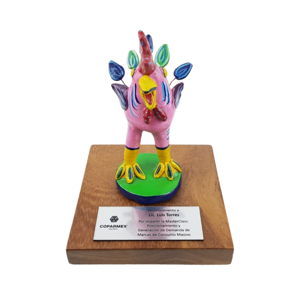 Reconocimiento con artesanía mexicana. Gallo betus en trofeo con base de madera y placa metálica personalizada