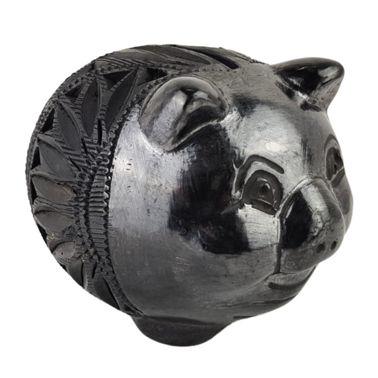 Alcancía con forma de cerdito, elaborada con barro negro en Oaxaca
