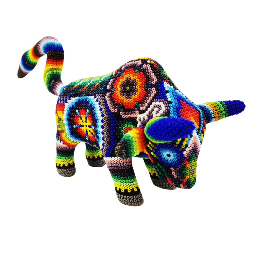 Toro de madera tallada, decorado con arte wixárika