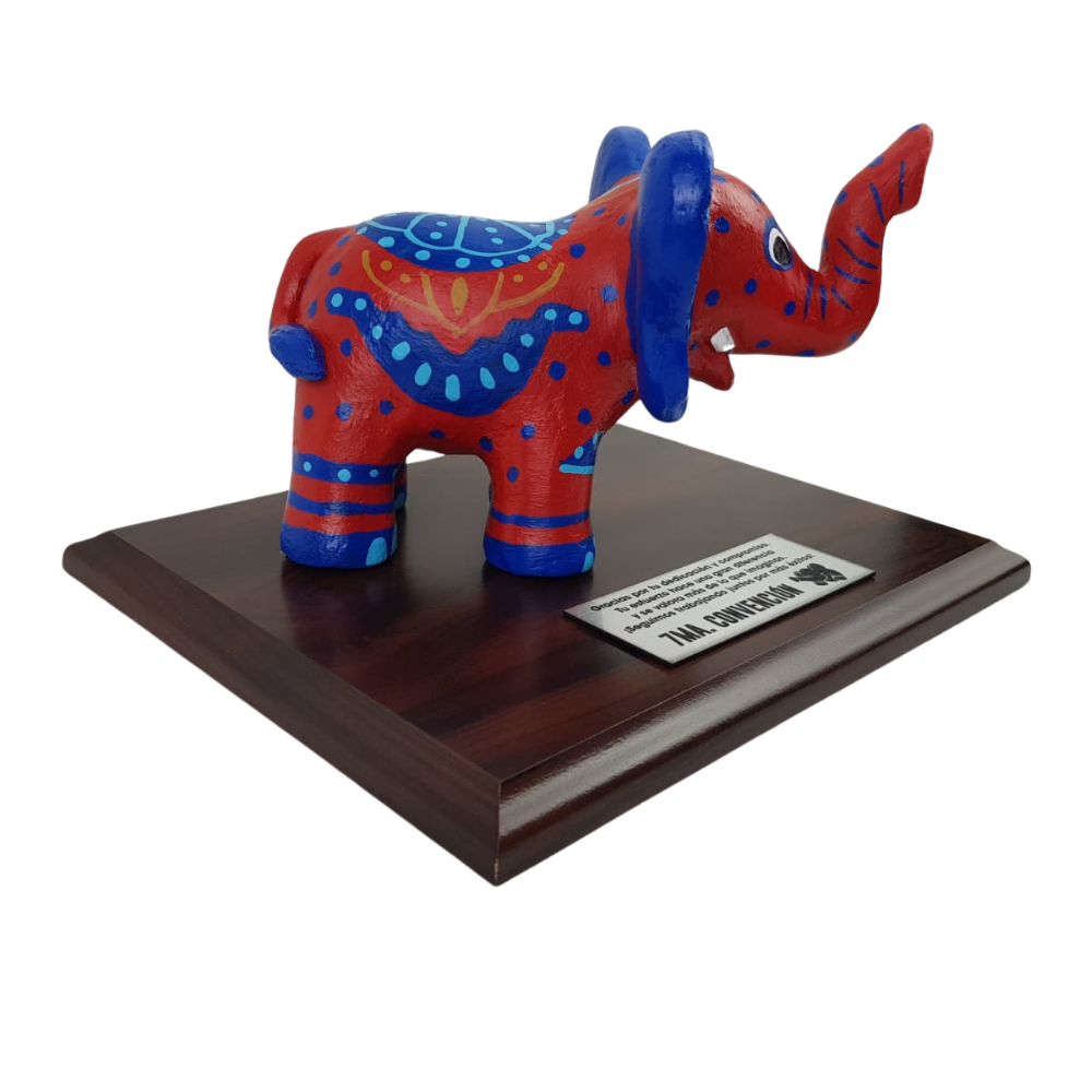 Reconocimiento con artesanía mexicana. Elefante de barro en trofeo con base de madera y placa metálica personalizada