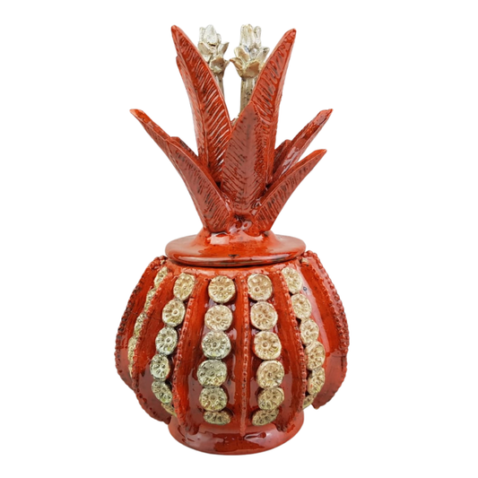 Piña huevito naranja con flor beige, decorada con la técnica de barro vidriado