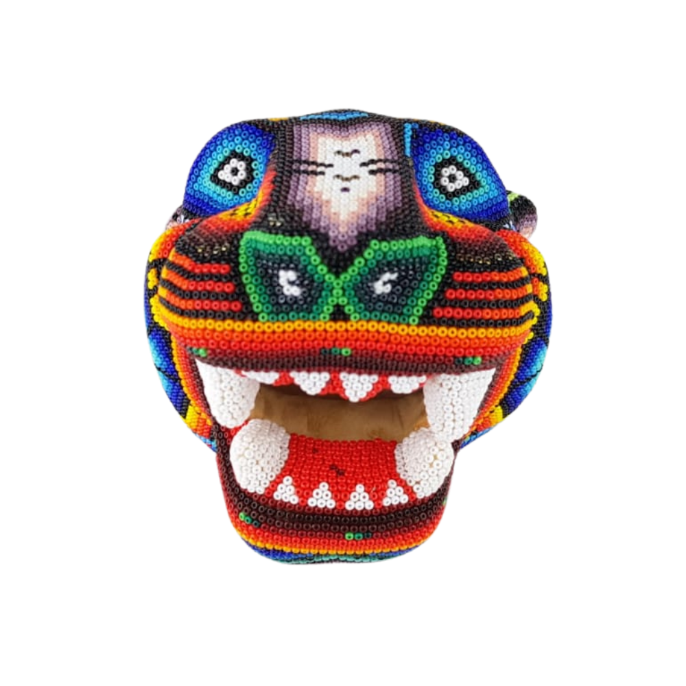 Cabeza de jaguar hecha de madera tallada a mano y decorada con motivos wixárika