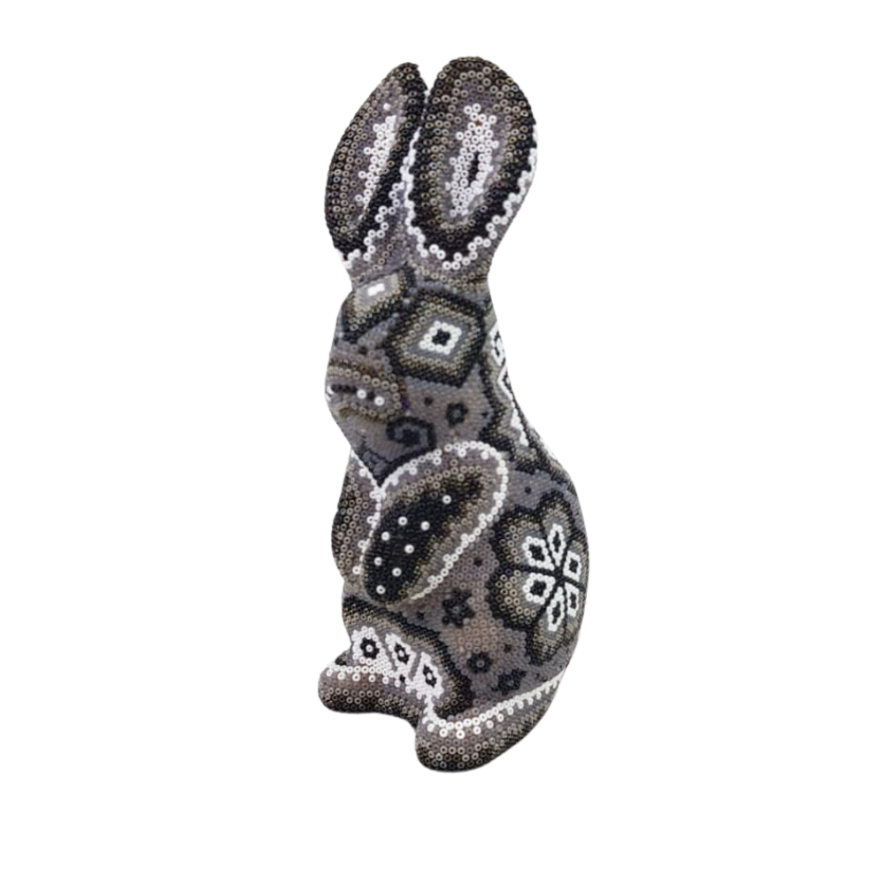 Conejo sentado, hecho de papel maché con motivos Wixárica