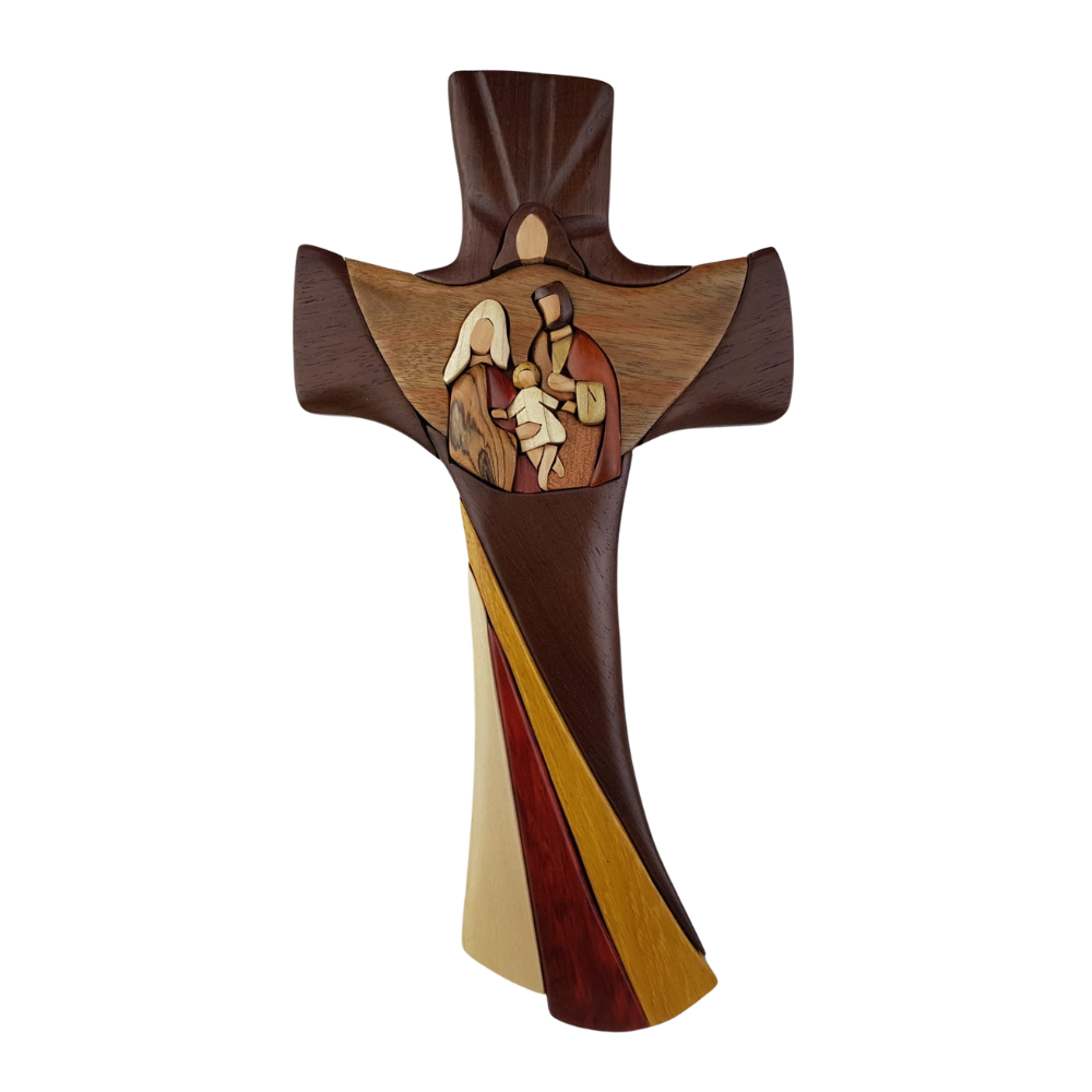 Cruz de madera con la Sagrada Familia, elaborada con la técnica de intarsia