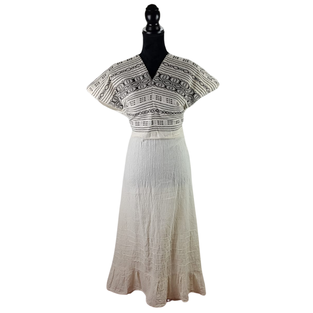 Vestido Quetzally unitalla, de manta con textil de telar, elaborado en Mitla, Oaxaca