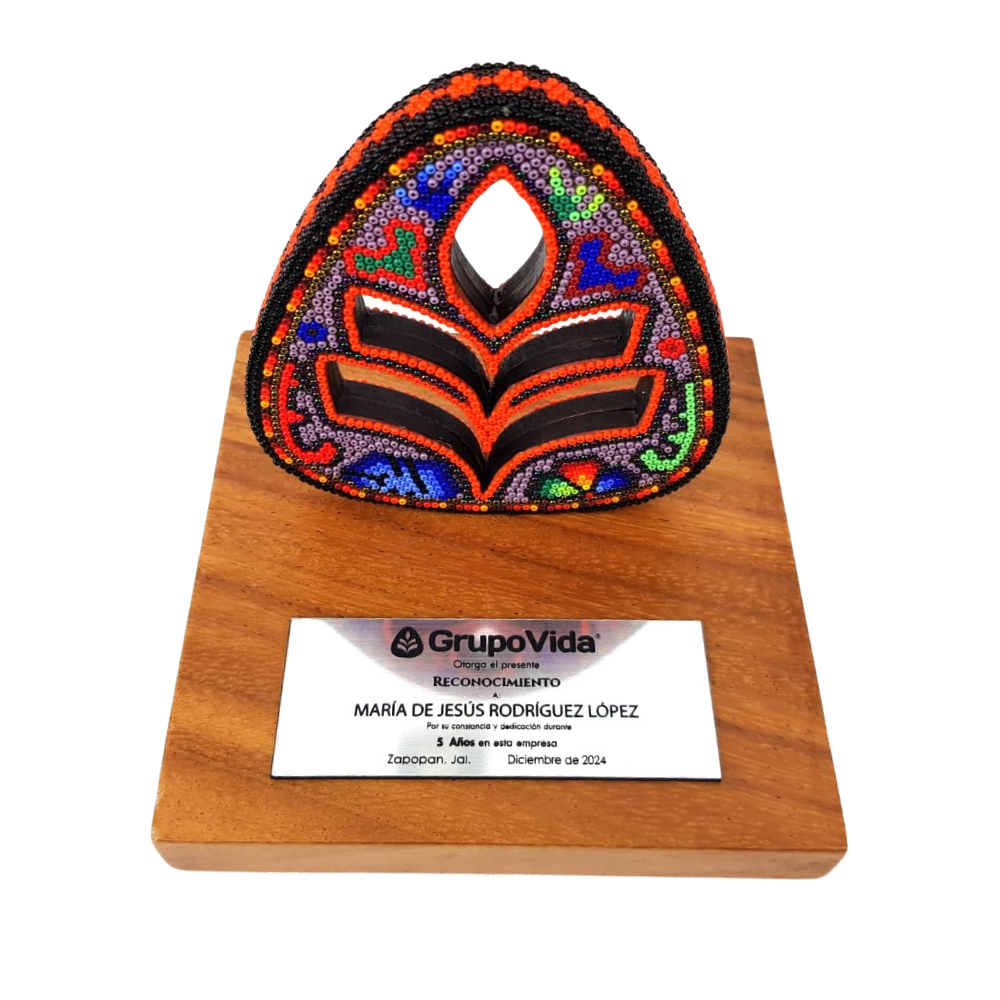 Reconocimiento con artesanía mexicana. Hoja con arte wixárika en trofeo con base de madera y placa metálica personalizada