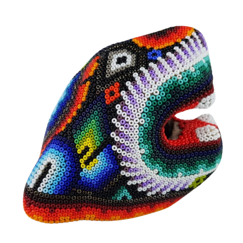 Cabeza de jaguar chica hecha de papel maché con motivos wixárika