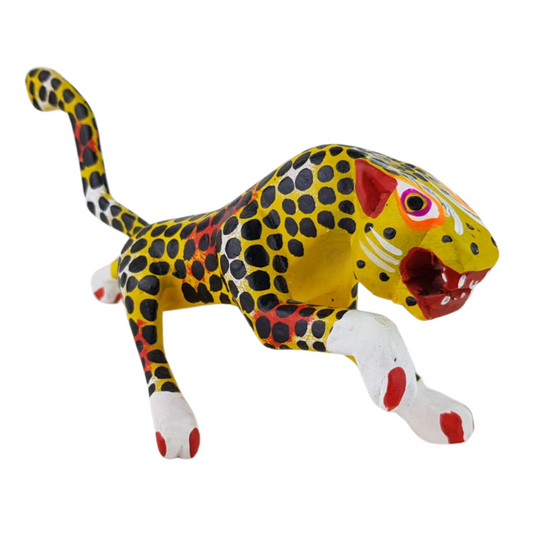 Alebrije oaxaqueño mediano, con forma de jaguar, de madera de copal