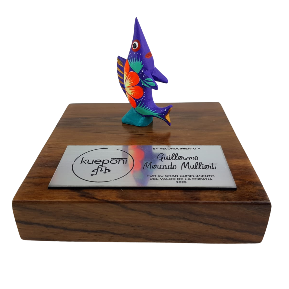 Reconocimiento con artesanía mexicana. Alebrije de madera mini en trofeo con base de madera y placa metálica personalizada