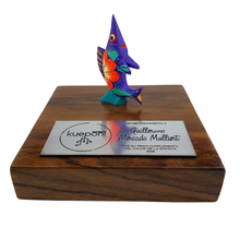 Cargar imagen en el visor de la galería, Reconocimiento con artesanía mexicana. Alebrije de madera mini en trofeo con base de madera y placa metálica personalizada
